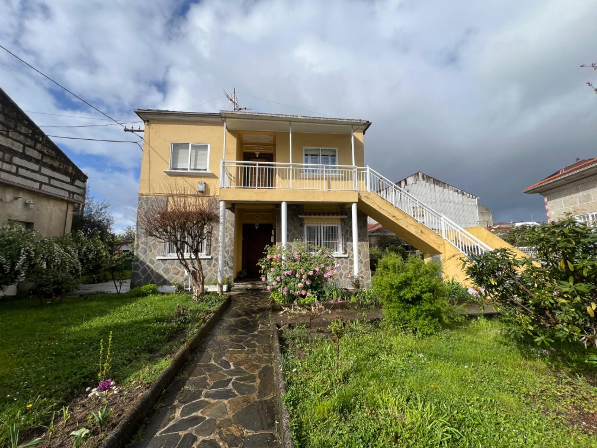 Vista exterior de Casa o xalet en venda en O Carballiño   amb Calefacció, Jardí privat i Terrassa