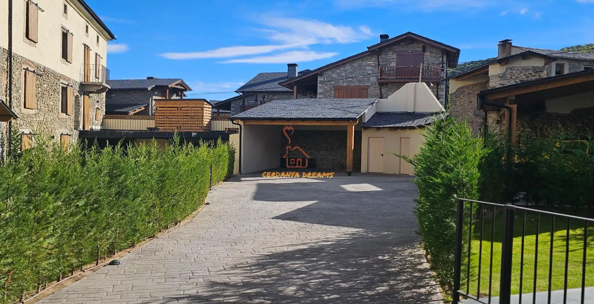 Vista exterior de Casa adosada en venda en Fontanals de Cerdanya amb Calefacció, Jardí privat i Parquet