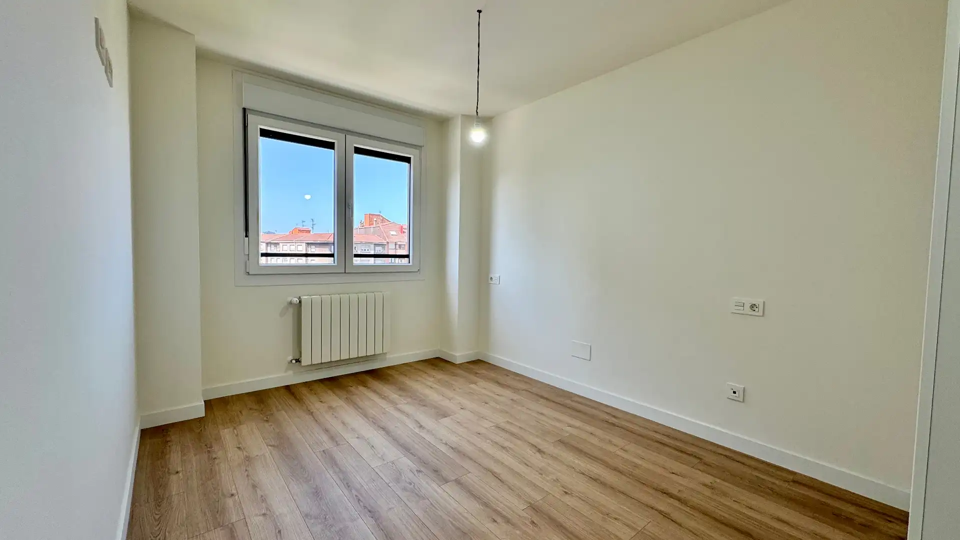 Habitación de Piso en venta en Gijón  con Calefacción, Parquet y Terraza