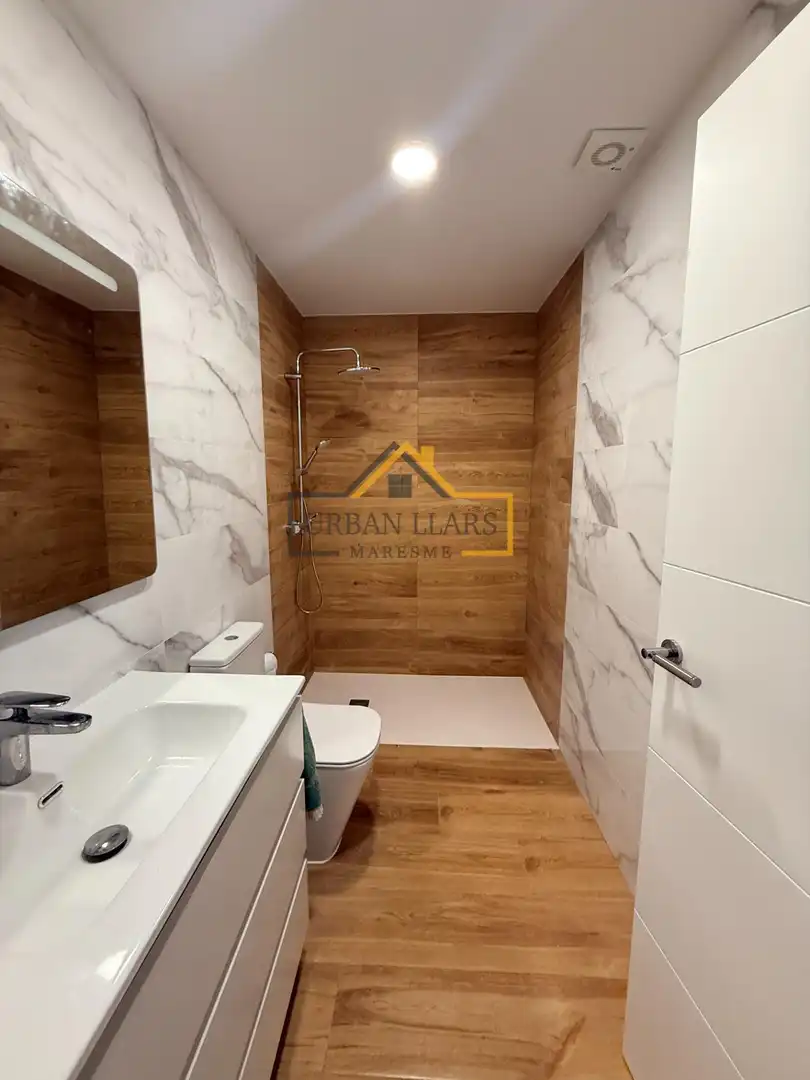 Badezimmer von Haus oder Chalet zum Verkauf in Mataró mit Heizung, Parkett und Terrasse