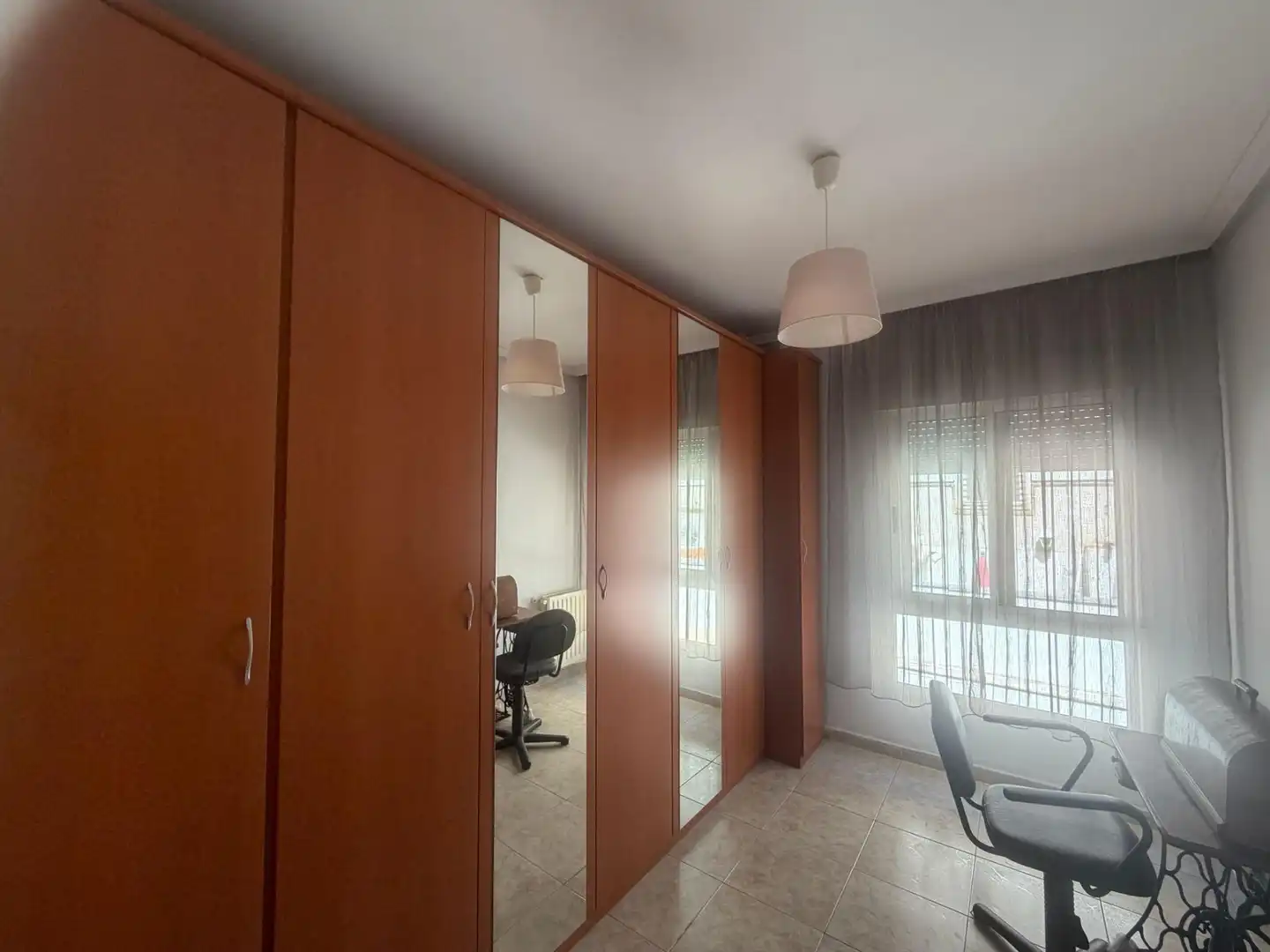 Habitación de Casa adosada en venta en Cáceres con Terraza, Trastero y Amueblado