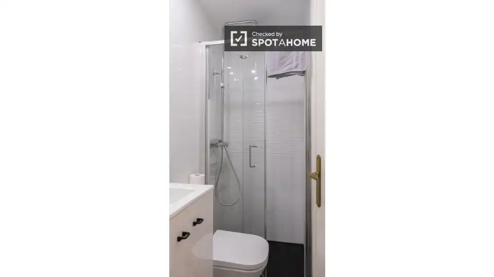 Baño de Apartamento para compartir en Madrid con Aire acondicionado, Calefacción y Terraza