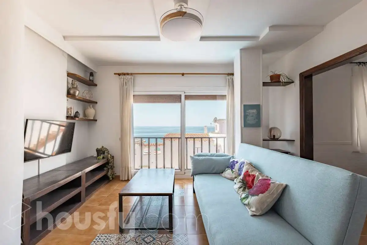 Sala de estar de Piso en venta en Sitges con Trastero, Amueblado y Piscina comunitaria
