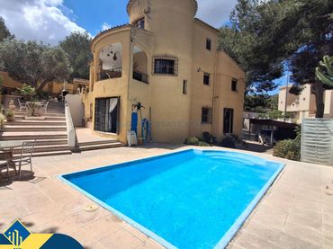 Chalet con piscina en venta en Orihuela Costa