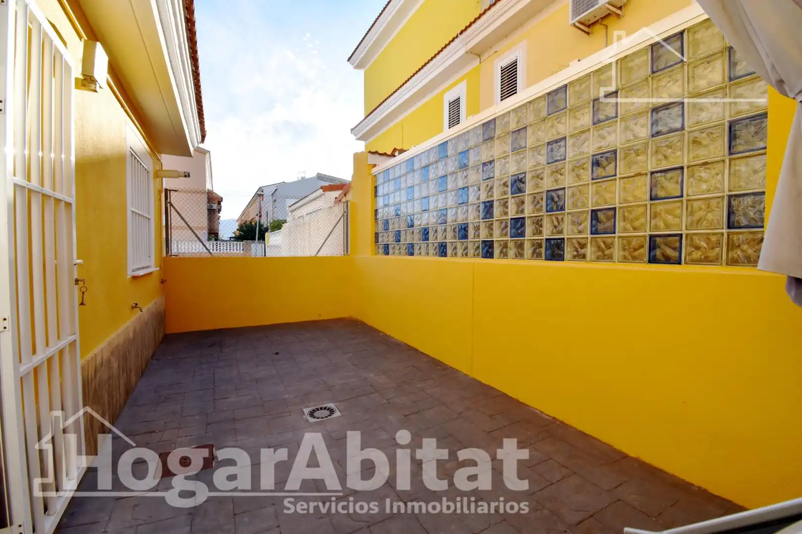 Außenansicht von Einfamilien-Reihenhaus zum Verkauf in Cullera mit Heizung, Terrasse und Abstellraum