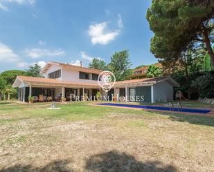 Jardí de Casa o xalet en venda en Sant Vicenç de Montalt amb Aire condicionat, Terrassa i Piscina