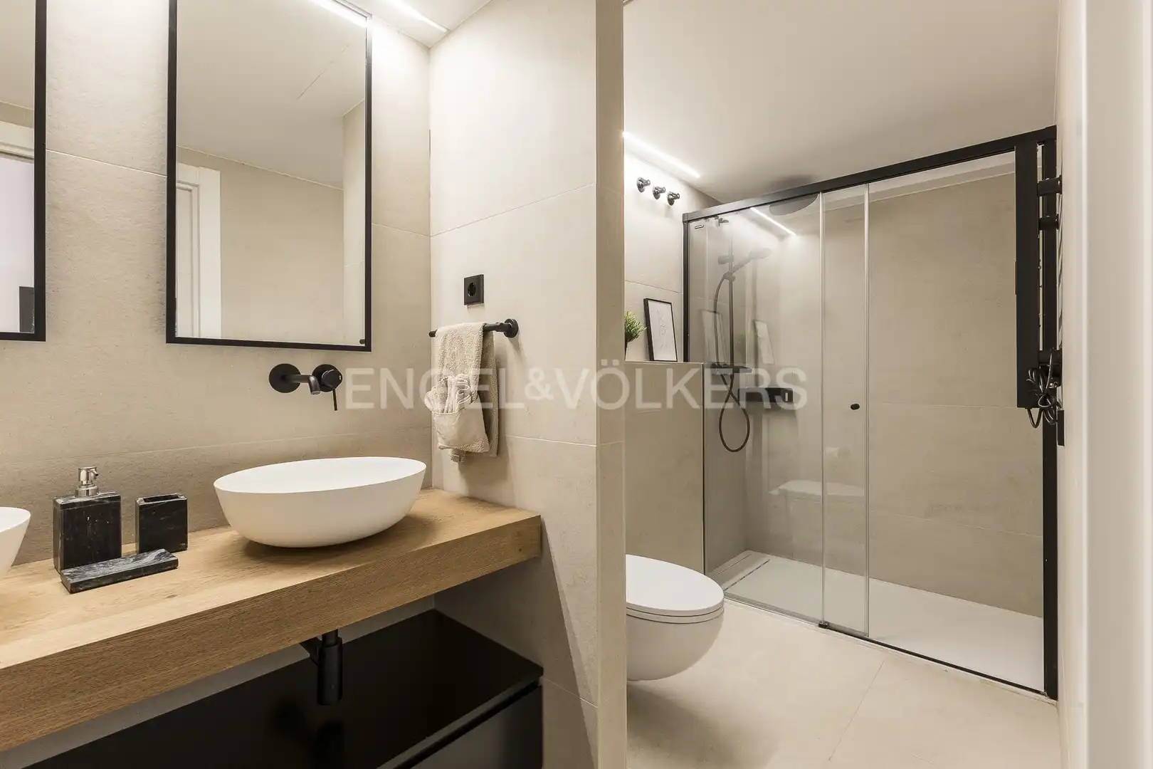 Badezimmer von Wohnung zur Miete in Barcelona mit Klimaanlage, Heizung und Parkett