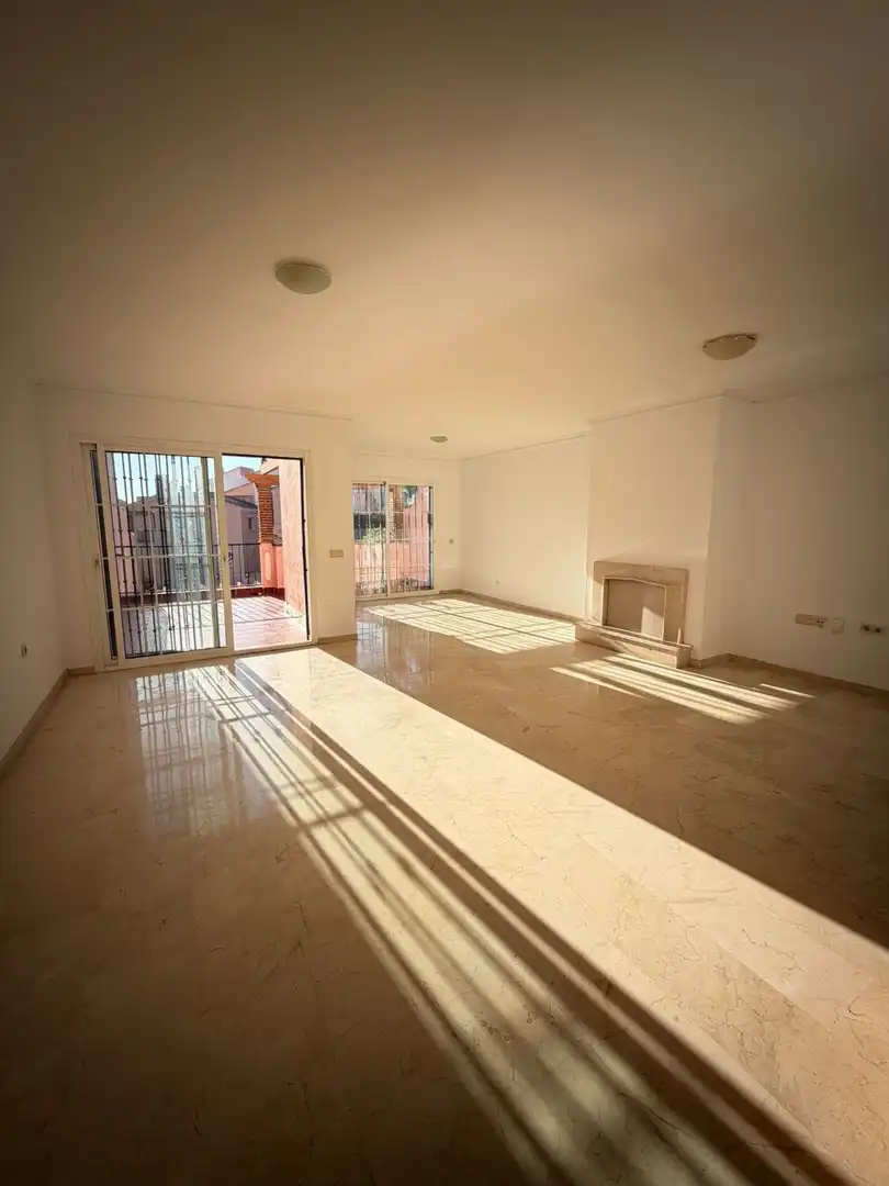 Sala d'estar de Casa adosada en venda en Mijas amb Calefacció, Jardí privat i Terrassa