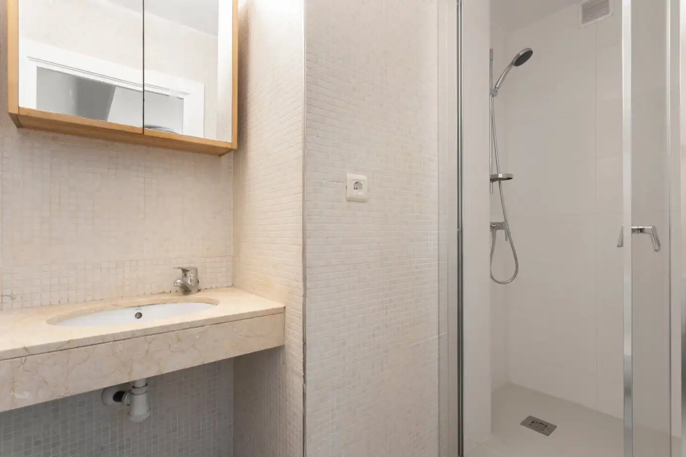 Bathroom of Office for rent in Barcelona  with Furnished