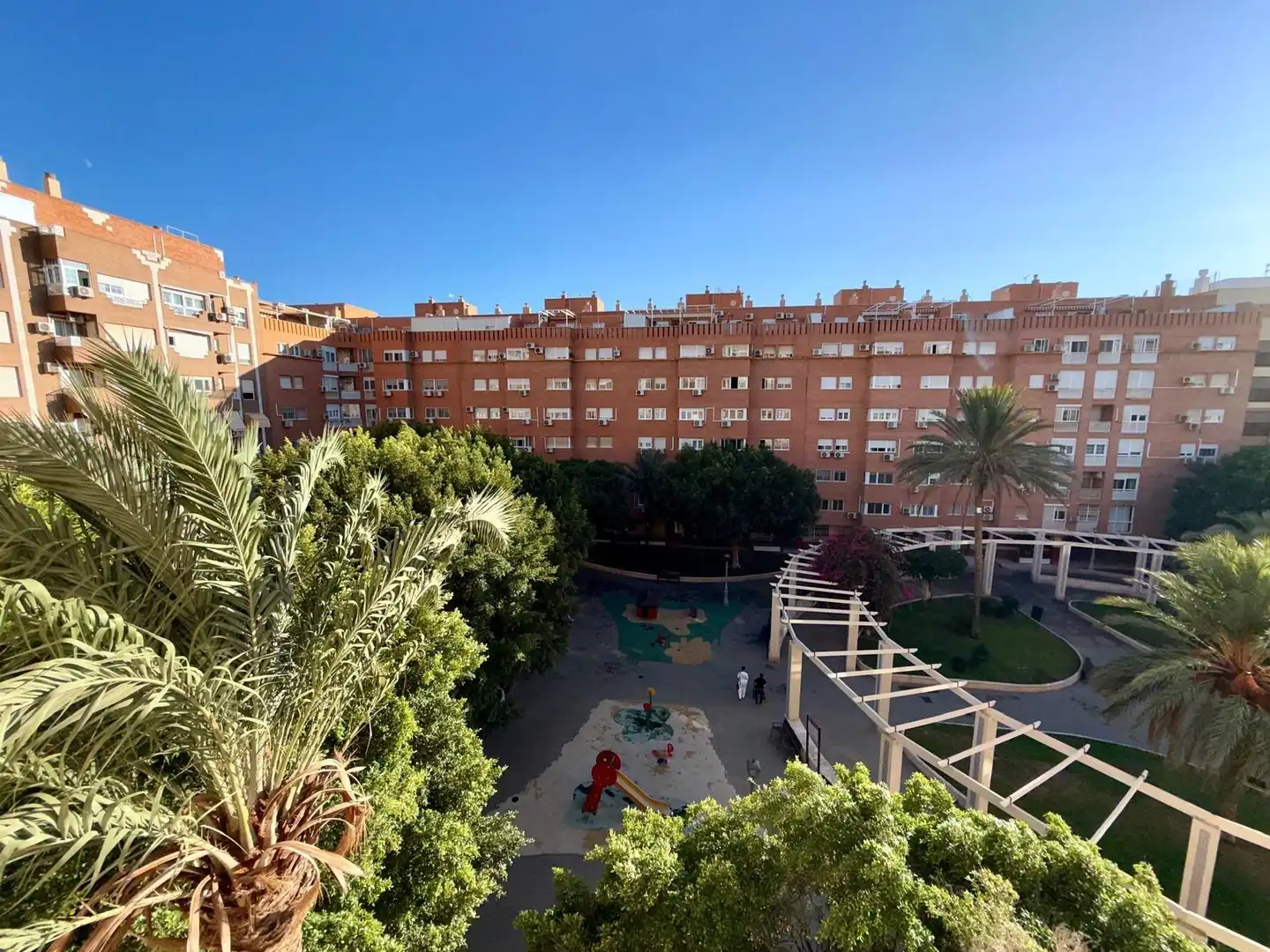 Vista exterior de Pis en venda en Almería amb Balcó