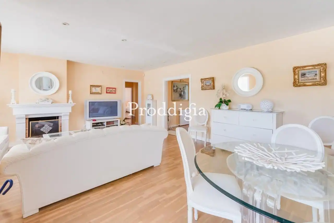 Sala d'estar de Casa o xalet en venda en Sant Cugat del Vallès amb Calefacció, Terrassa i Traster