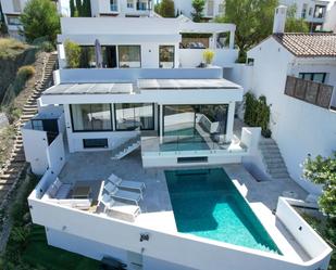 Vista exterior de Casa o xalet de lloguer en Benahavís amb Aire condicionat, Terrassa i Piscina