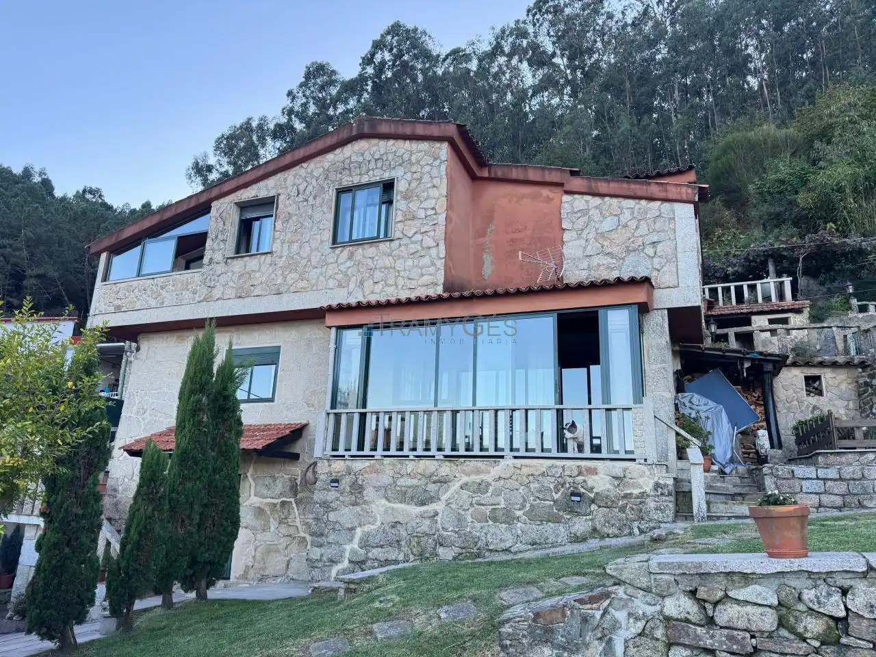 Vista exterior de Casa o xalet en venda en Redondela amb Calefacció, Jardí privat i Terrassa