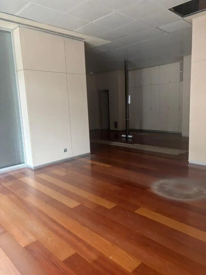 Local de alquiler en Cornellà de Llobregat con Parquet