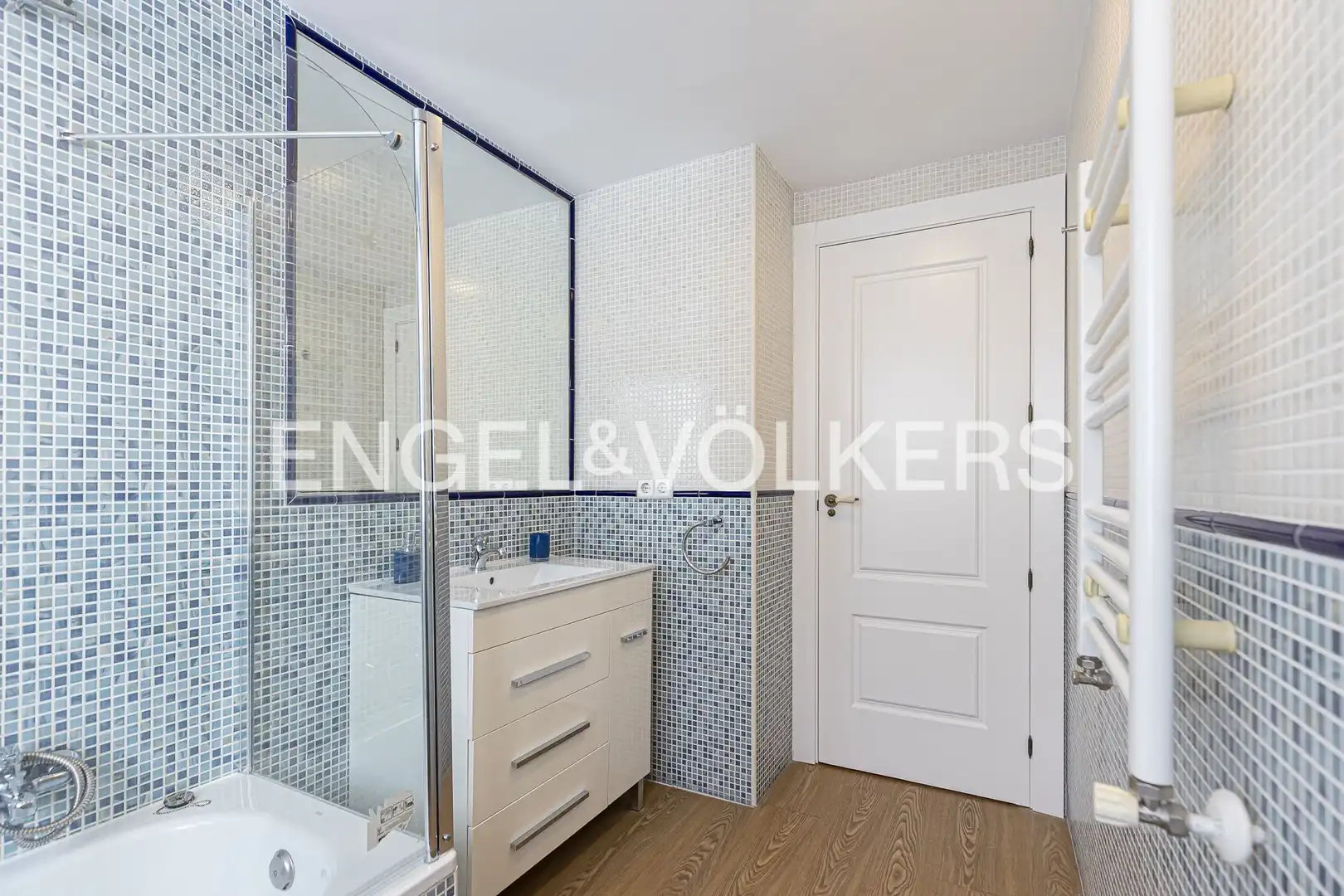 Bathroom of Flat for rent in Madrid  with Air Conditioner, Heating and Balcony