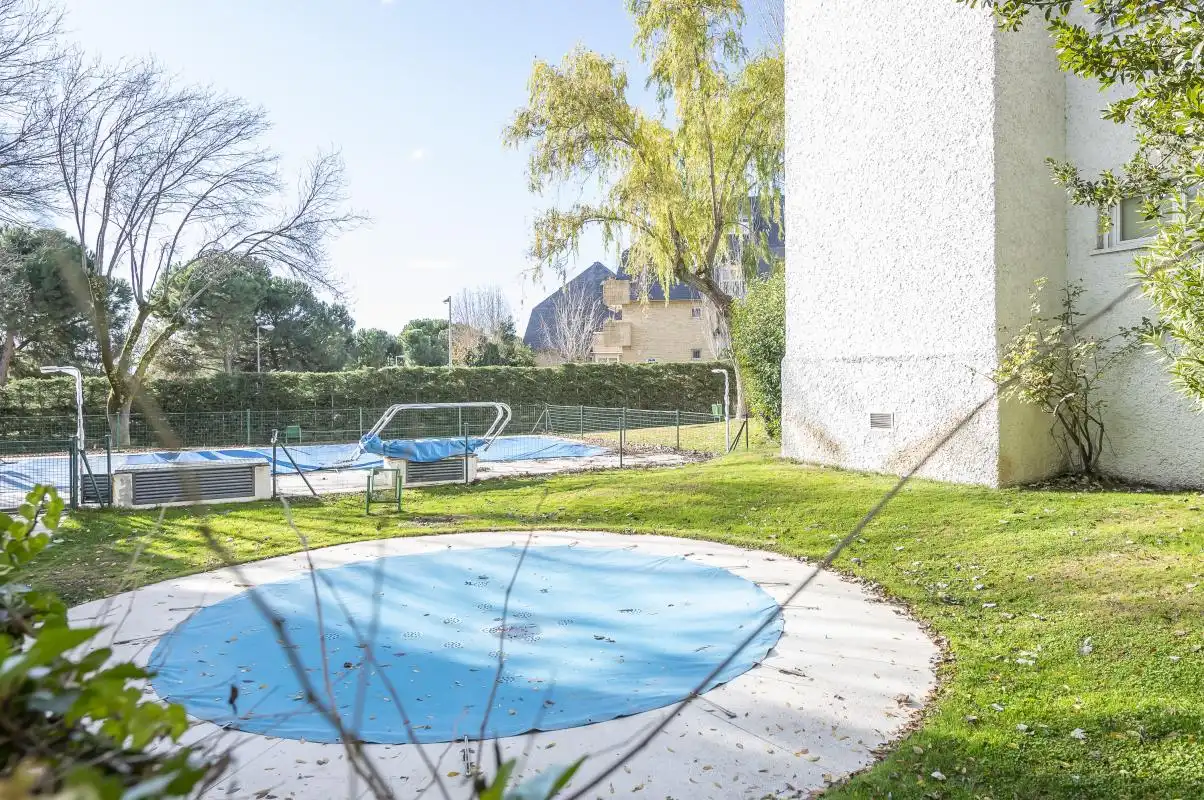 Piscina de Pis en venda en Majadahonda amb Aire condicionat, Calefacció i Jardí privat