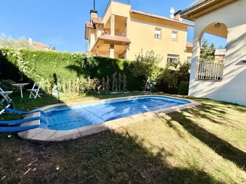 Piscina de Casa o xalet en venda en El Espinar amb Calefacció, Jardí privat i Parquet