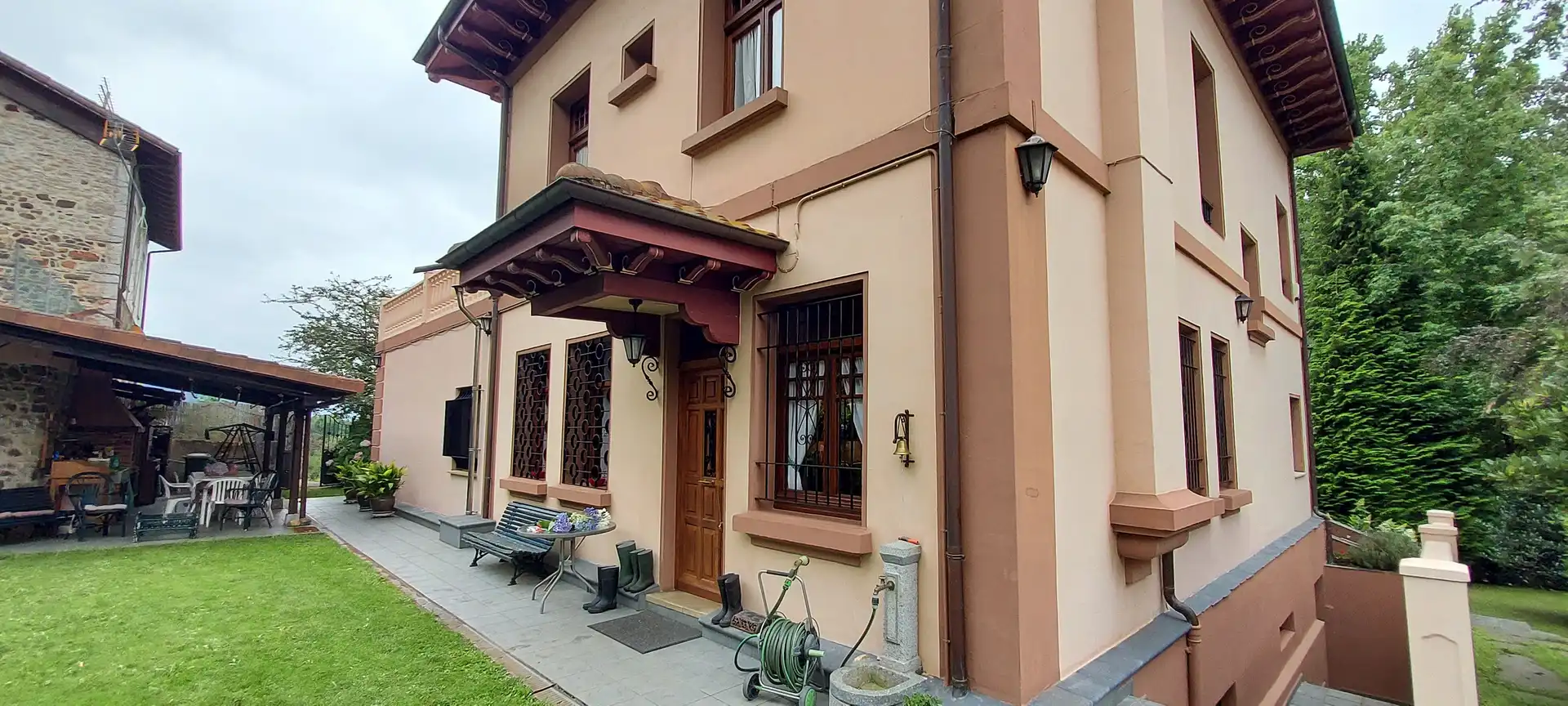 Vista exterior de Finca rústica en venda en Salas amb Calefacció, Jardí privat i Parquet