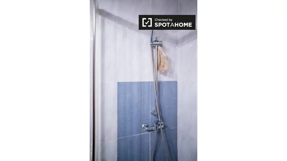 Bathroom of Flat for rent in Paterna  with Air Conditioner, Heating and Furnished