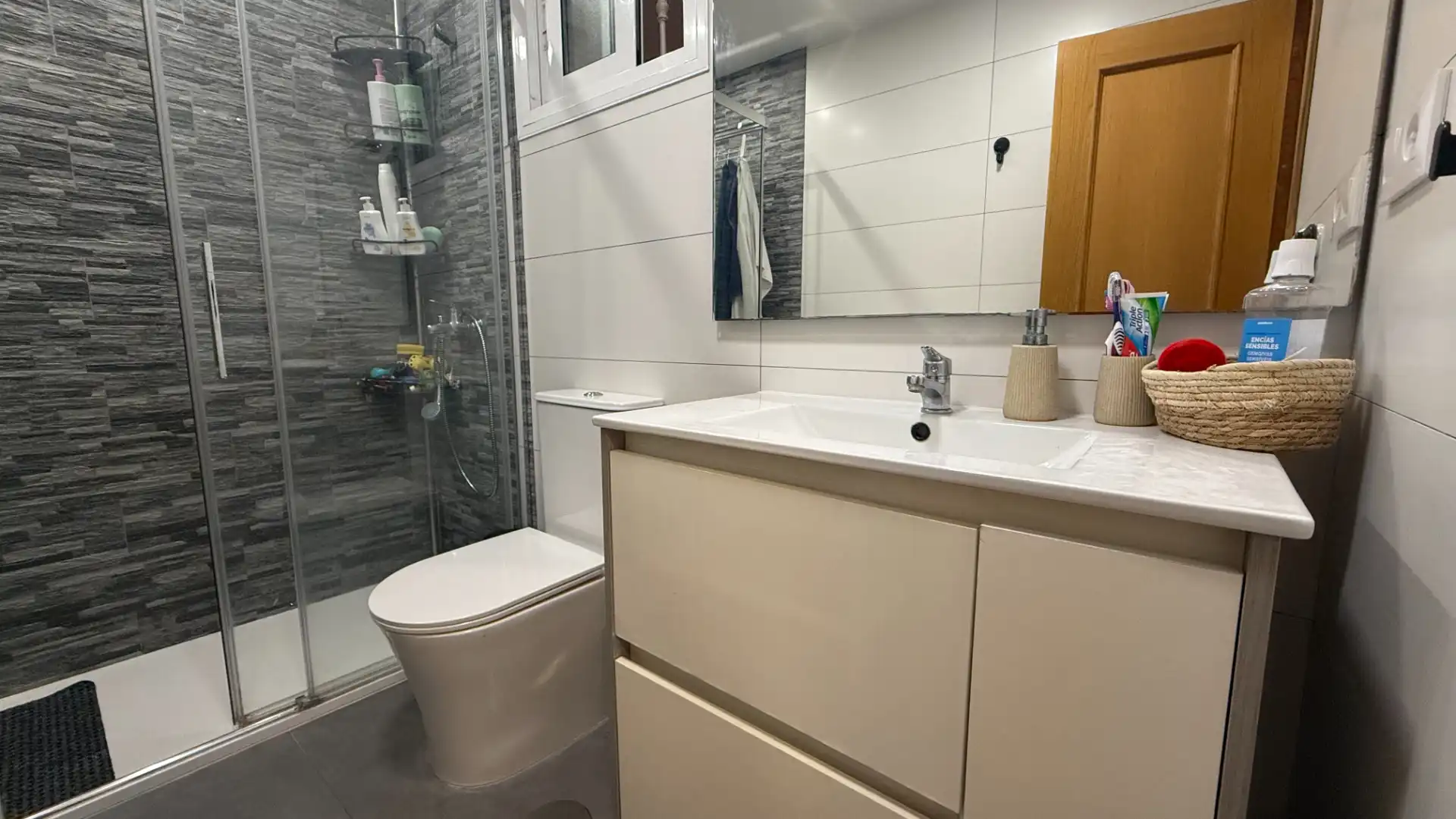 Baño de Piso en venta en Roquetas de Mar con Terraza, Amueblado y Piscina comunitaria