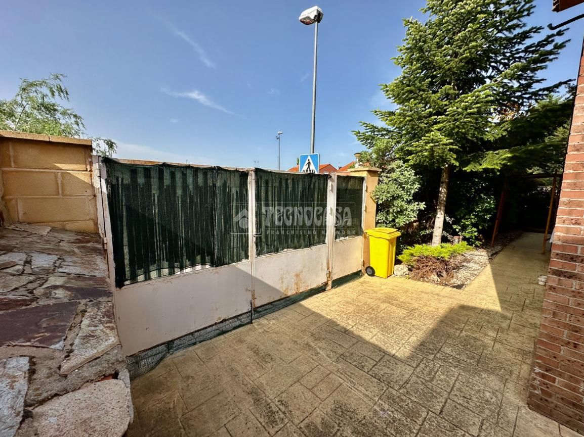 Vista exterior de Casa o xalet en venda en Pioz amb Aire condicionat, Calefacció i Parquet