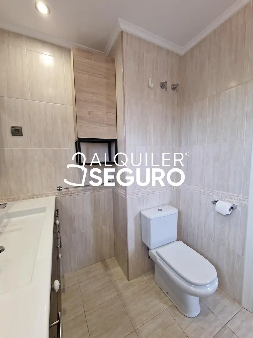 Baño de Piso de alquiler en Getxo  con Calefacción, Terraza y Trastero