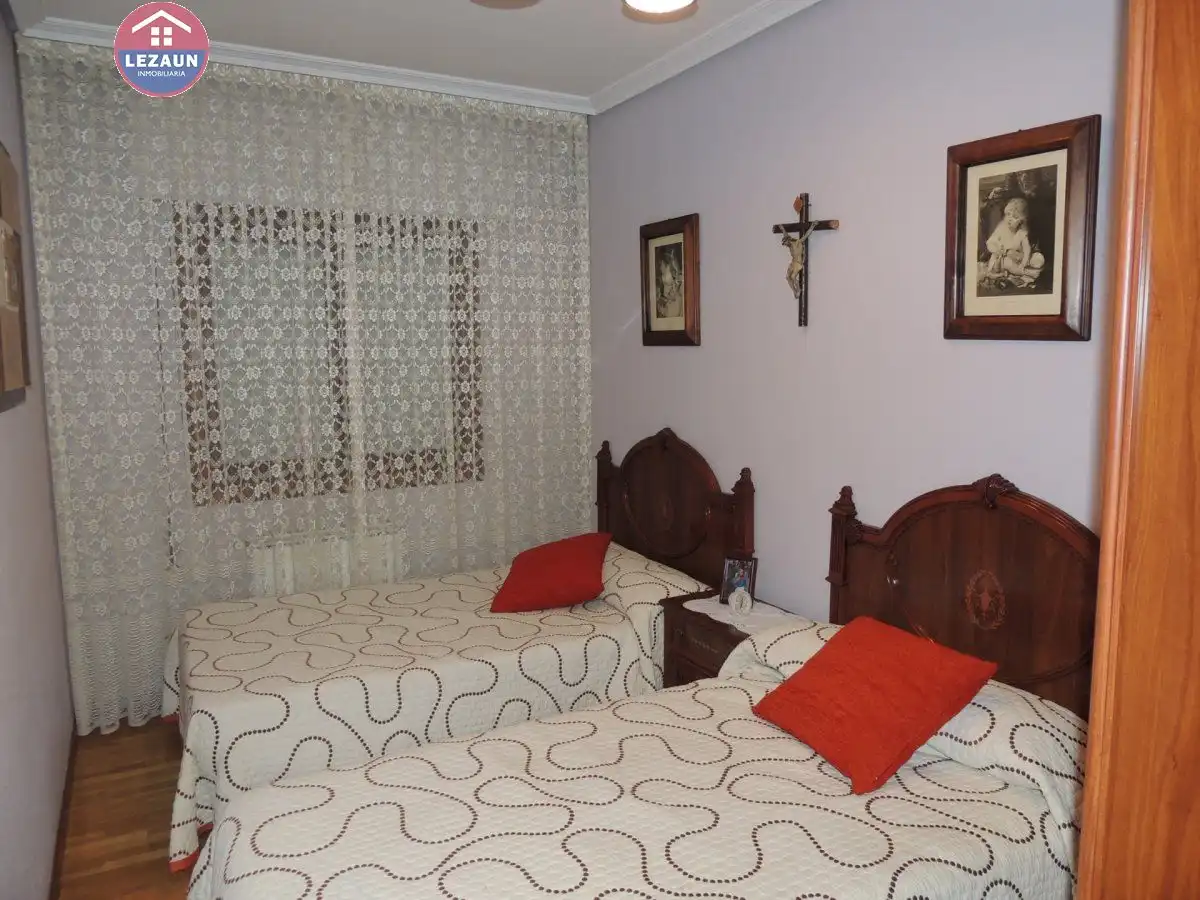 Bedroom of Flat for sale in Funes  with Air Conditioner, Heating and Parquet flooring