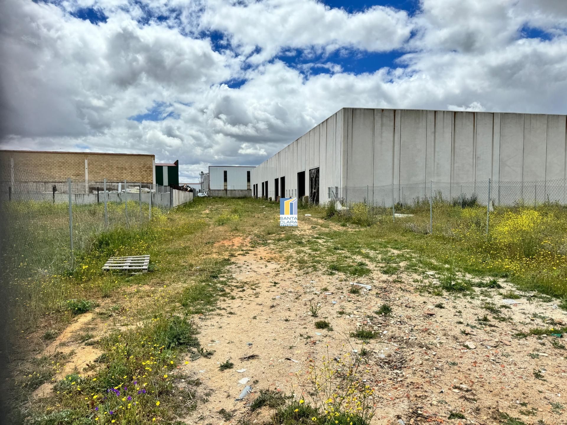 Industrial buildings to rent in Coreses