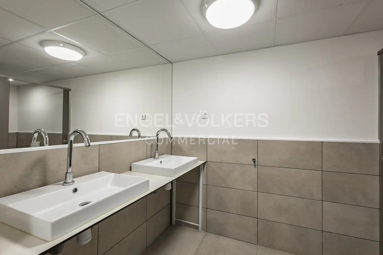 Baño de Oficina de alquiler en Sant Joan Despí con Aire acondicionado