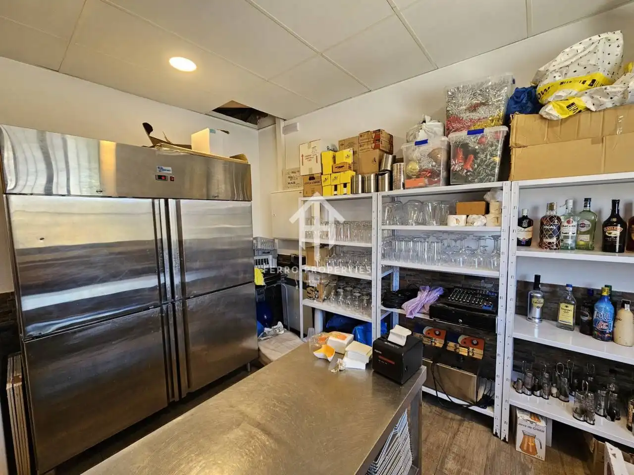 Cocina de Local en venta en Chimeneas con Aire acondicionado