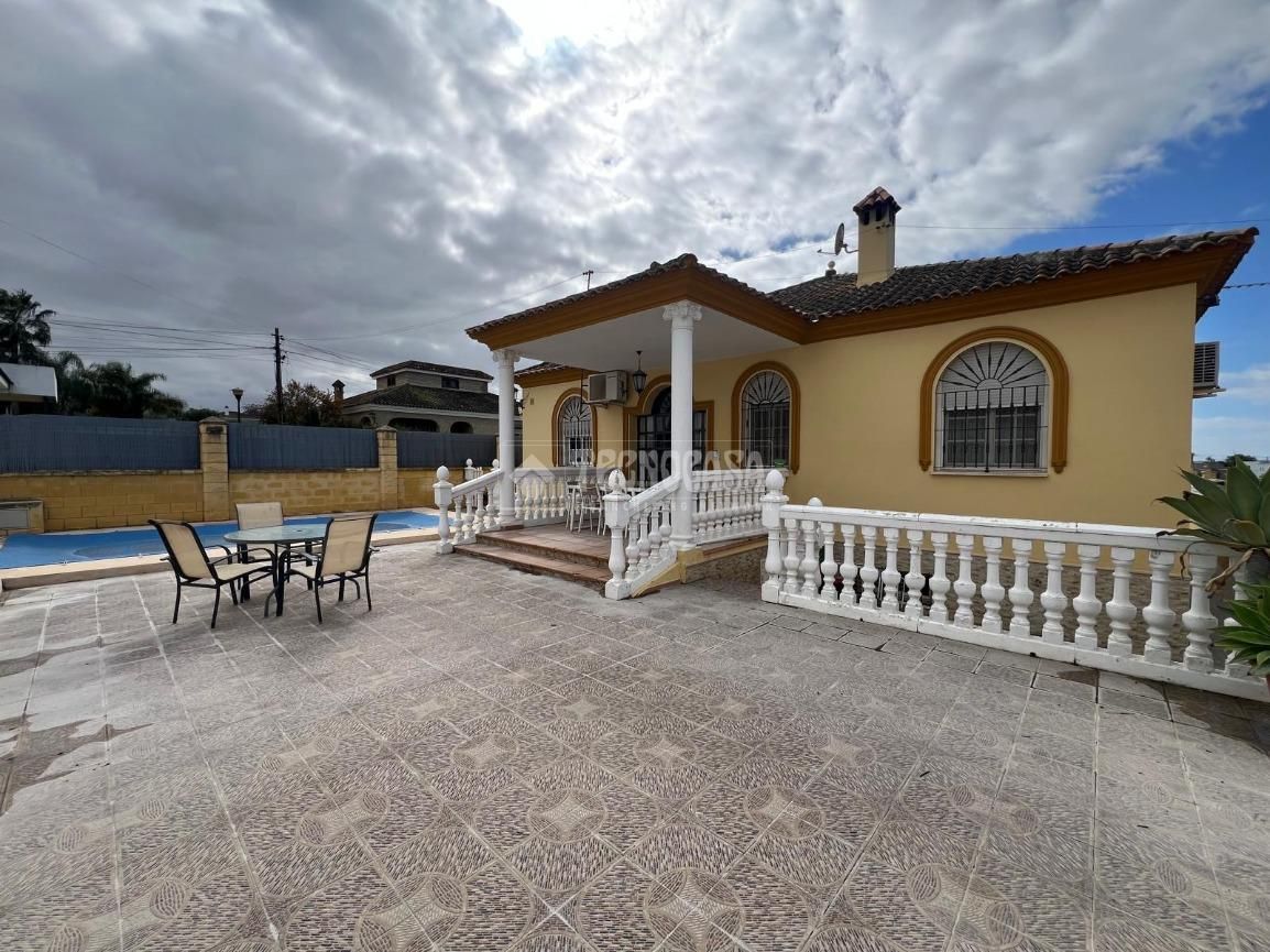 Exterior view of Country house for sale in Dos Hermanas