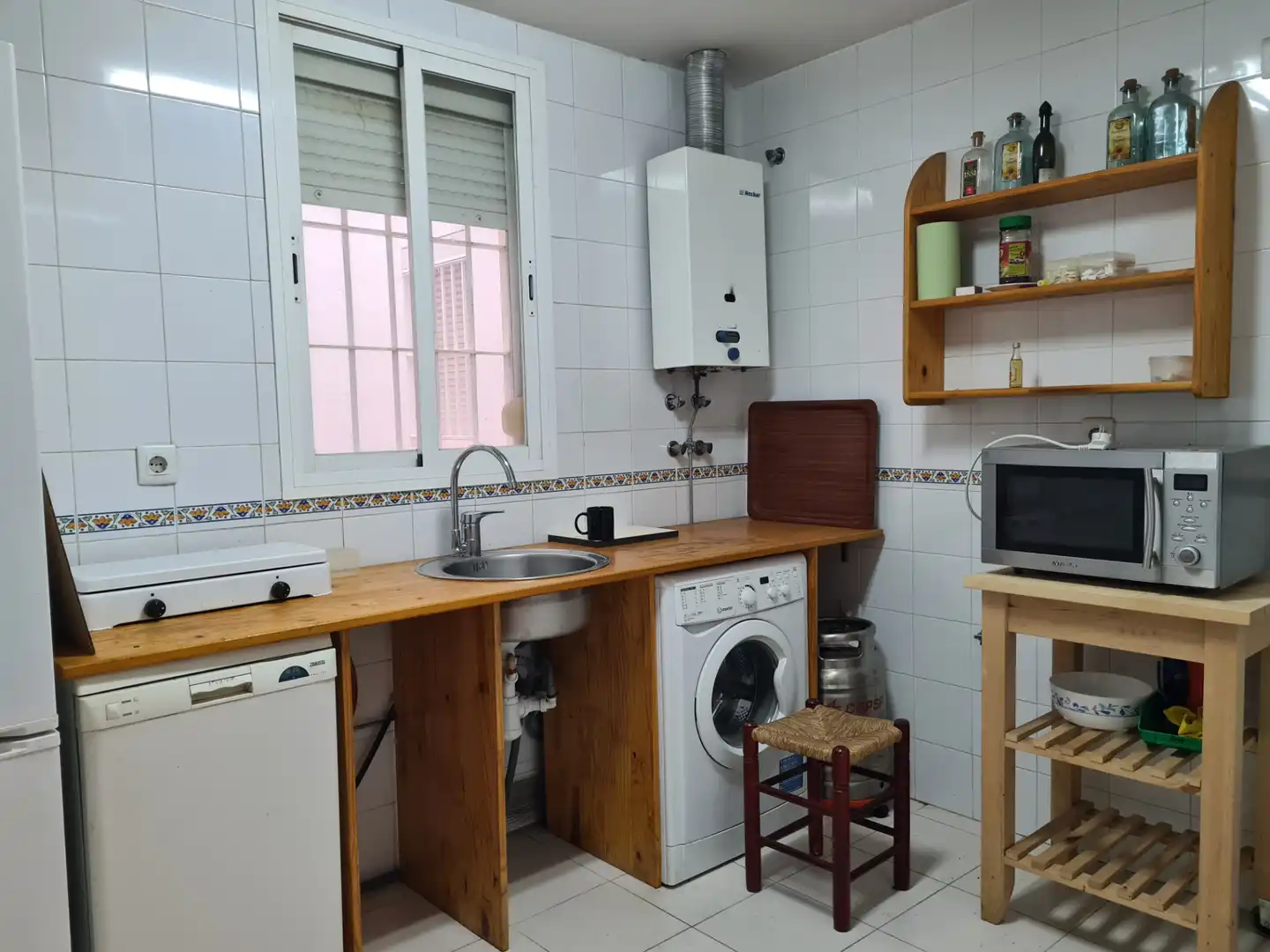 Kitchen of Flat for sale in Sevilla  with Air Conditioner and Storage room