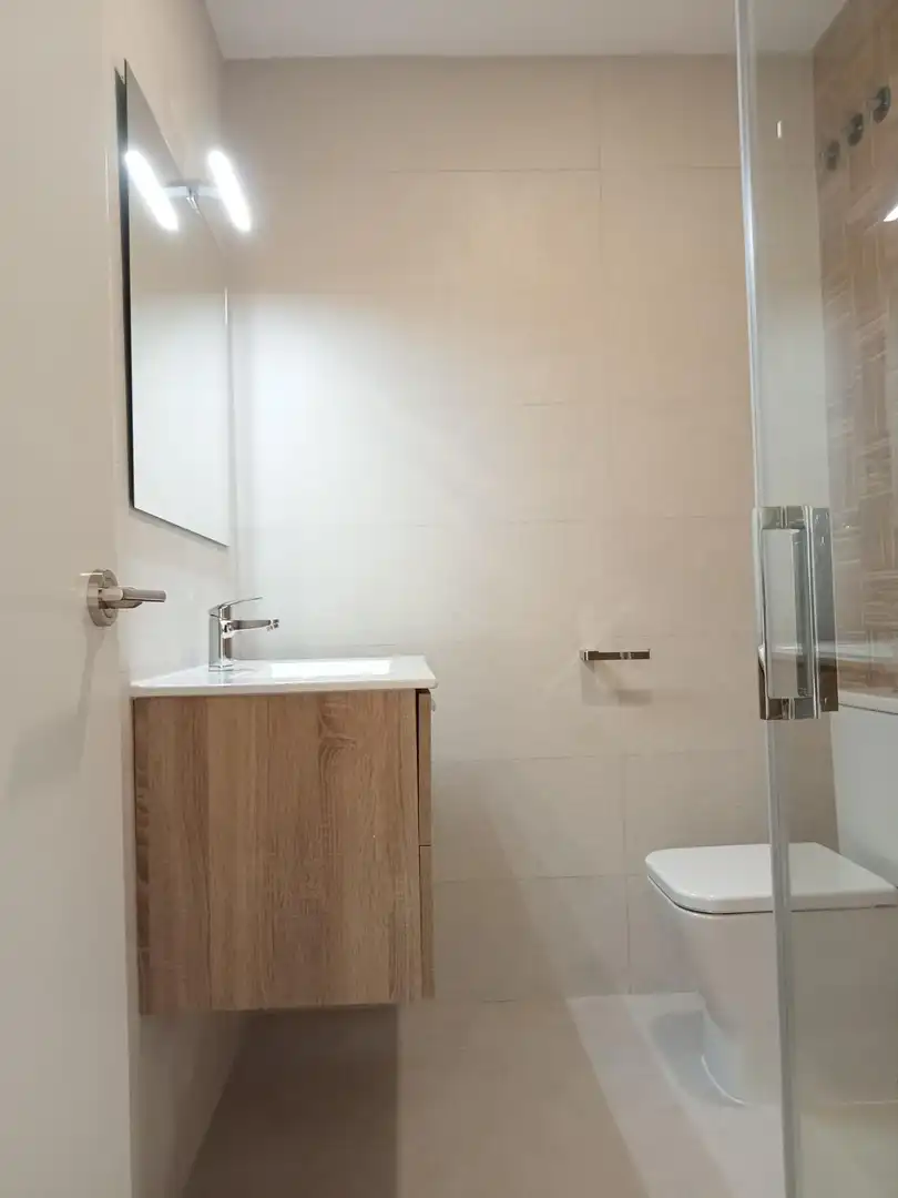 Badezimmer von Dachboden zur Miete in Espartinas mit Klimaanlage, Terrasse und Abstellraum