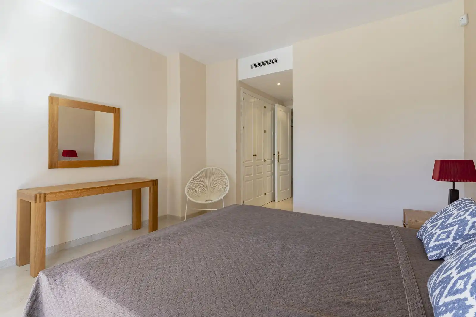 Dormitori de Apartament en venda en Marbella amb Aire condicionat, Jardí privat i Terrassa
