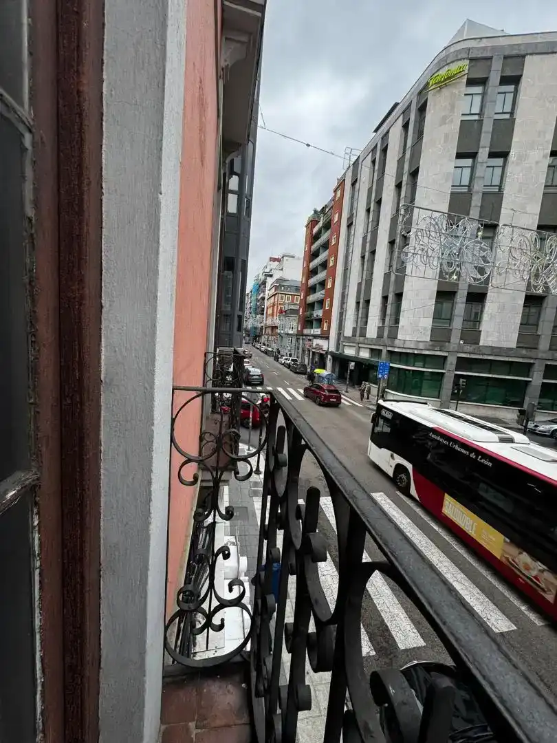 Exterior view of Flat for share in León Capital   with Furnished