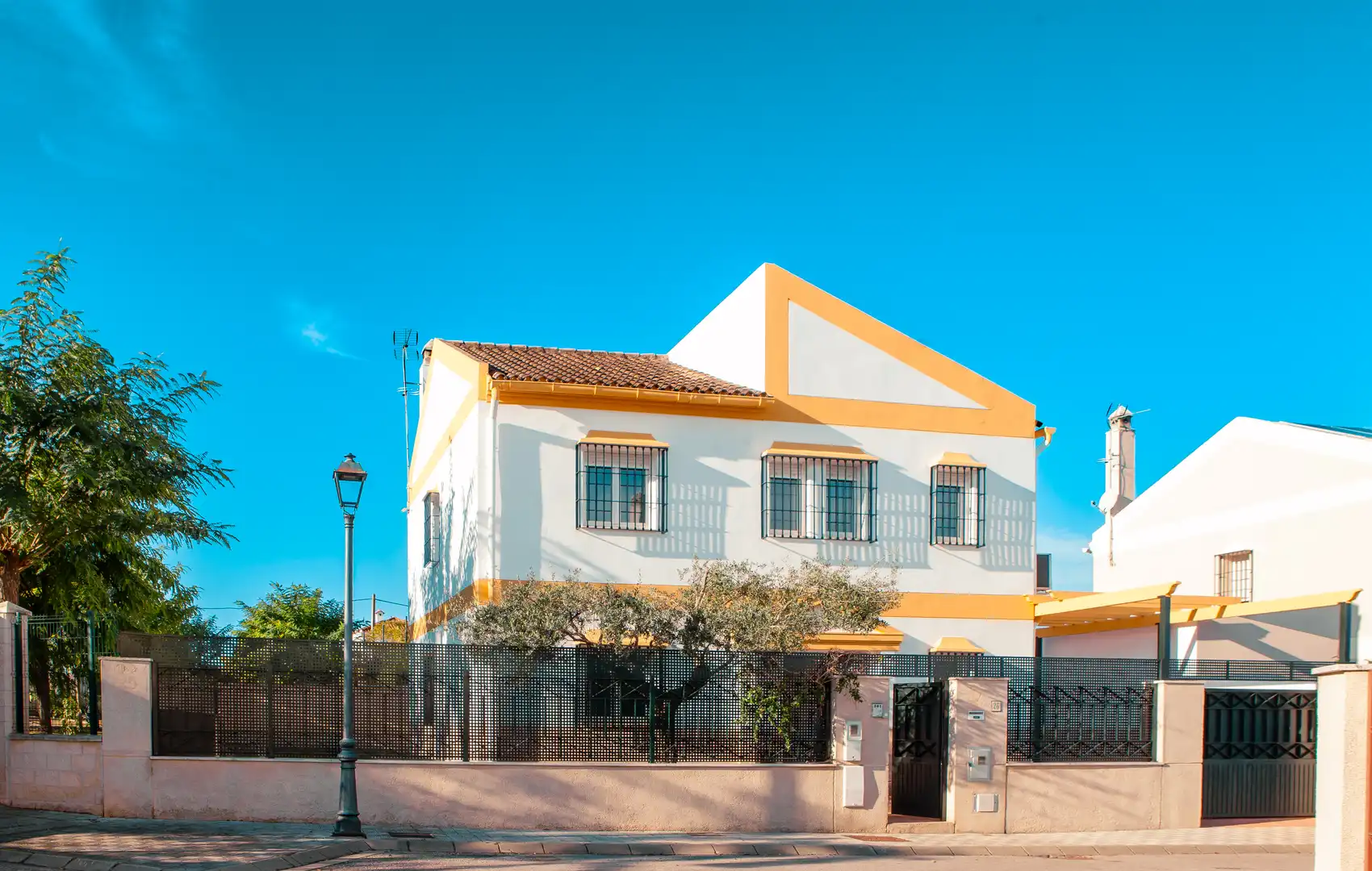 Exterior view of Houses for sale in Espartinas  with Air Conditioner, Private garden and Oven