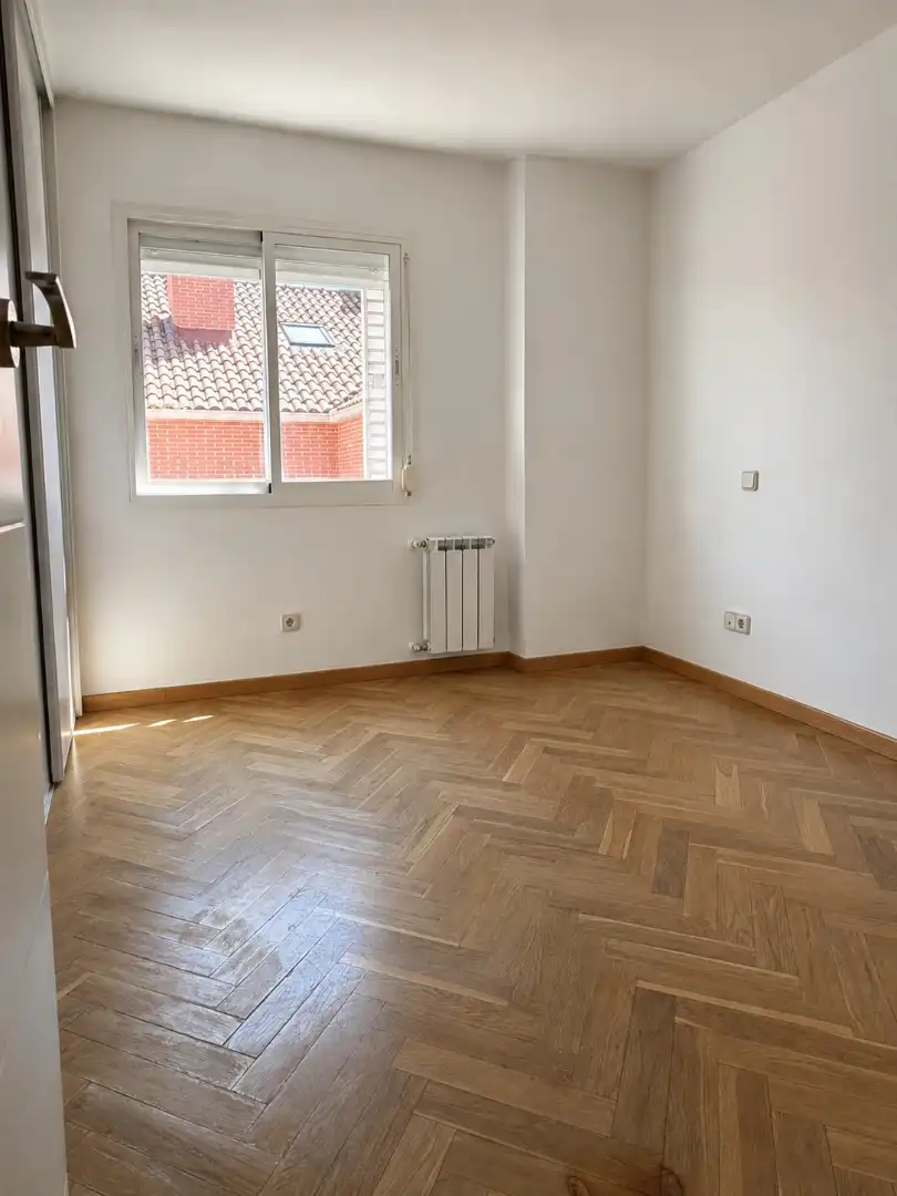 Schlafzimmer von Einfamilien-Reihenhaus zur Miete in Club de Campo mit Klimaanlage, Heizung und Privatgarten