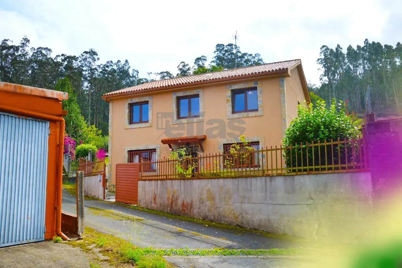 Vista exterior de Casa o xalet en venda en Zas amb Calefacció, Jardí privat i Traster