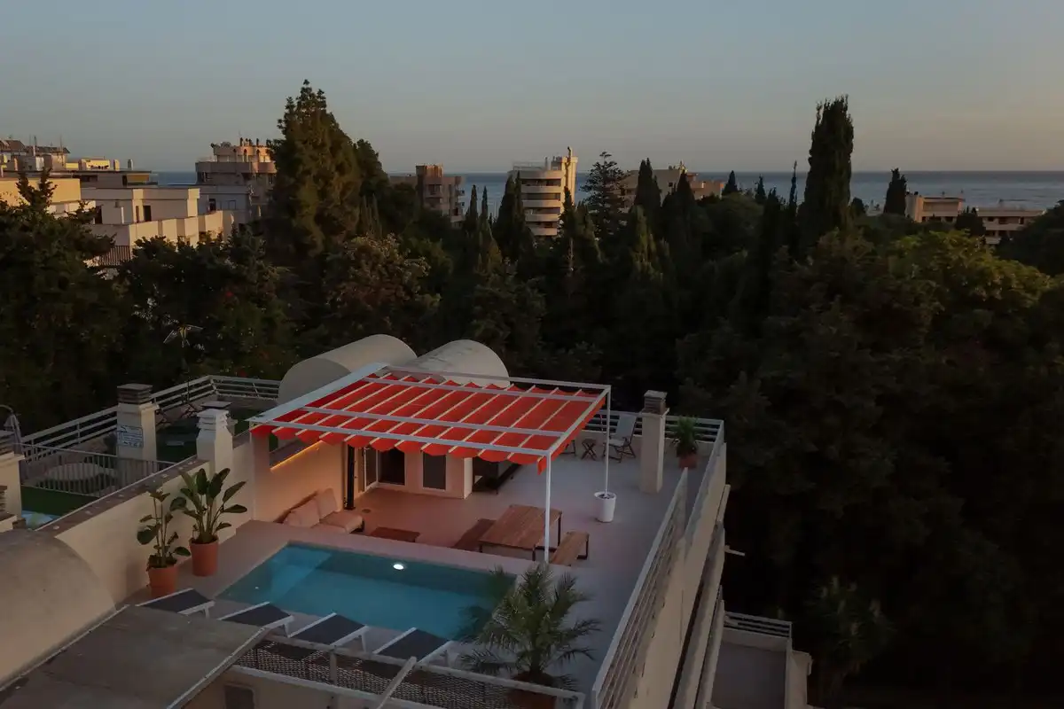 Piscina de Ático en venta en Marbella con Terraza y Piscina