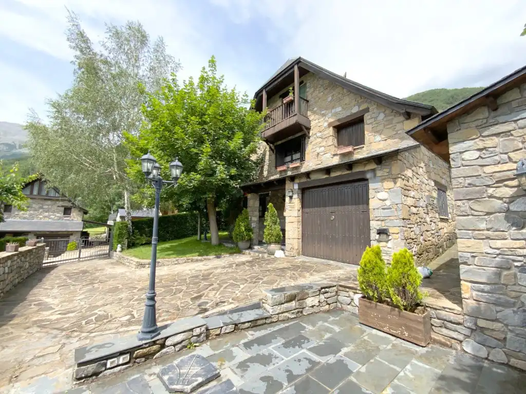 Vista exterior de Casa o xalet en venda en Sahún amb Jardí privat