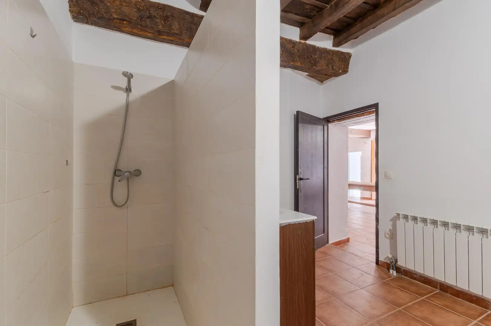 Baño de Piso de alquiler en La Vall de Bianya con Calefacción, Jardín privado y Terraza