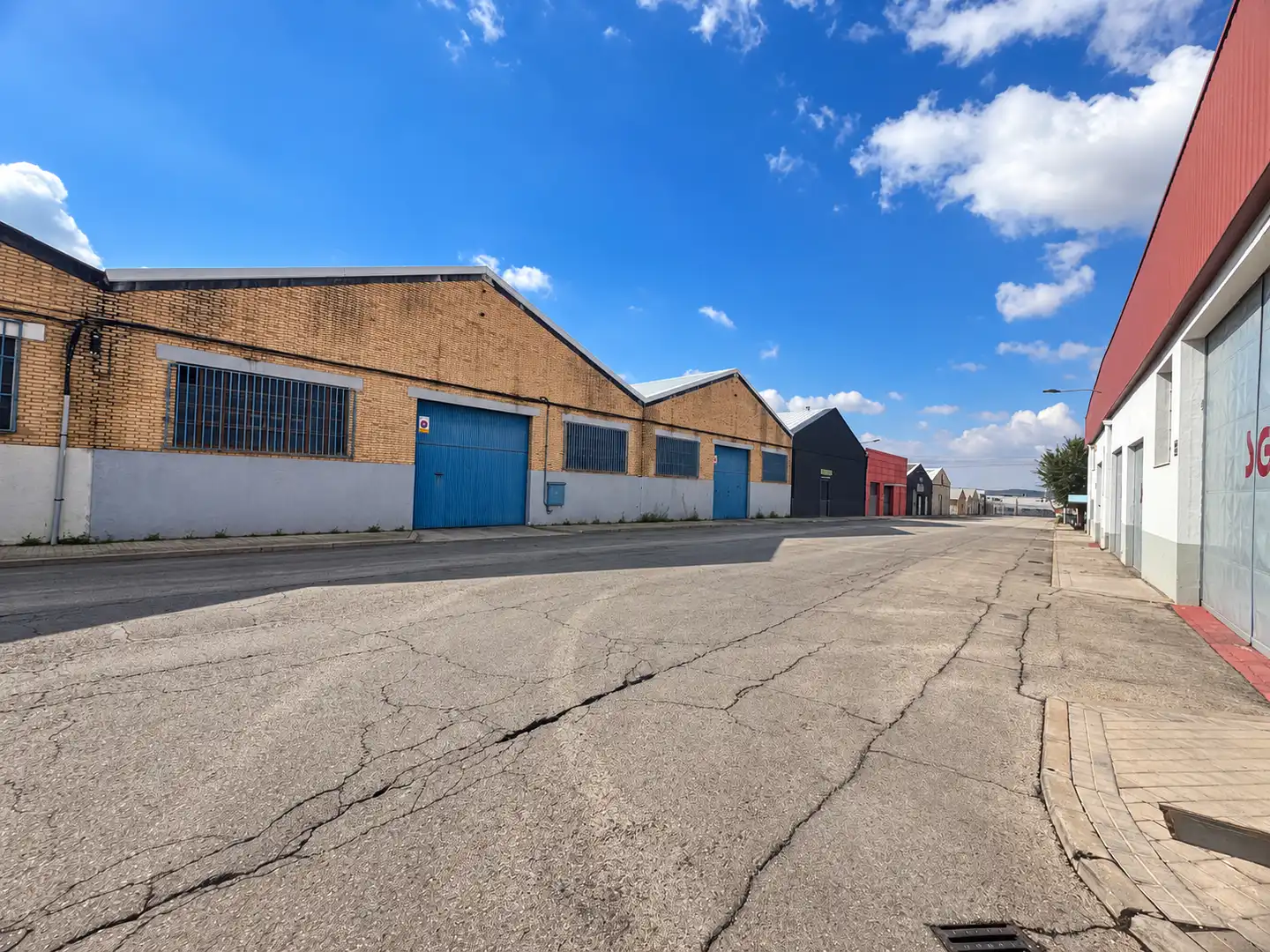 Außenansicht von Fabrikhallen zum Verkauf in Zona Industrial