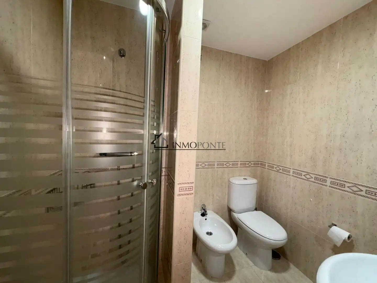 Badezimmer von Wohnung zur Miete in Pontevedra Capital  mit Heizung und Möbliert