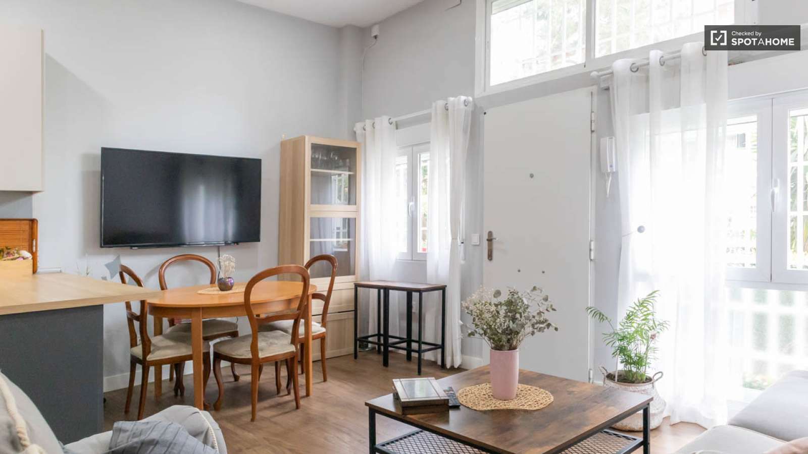 Living room of Study to share in  Madrid Capital  with Air Conditioner, Heating and Terrace