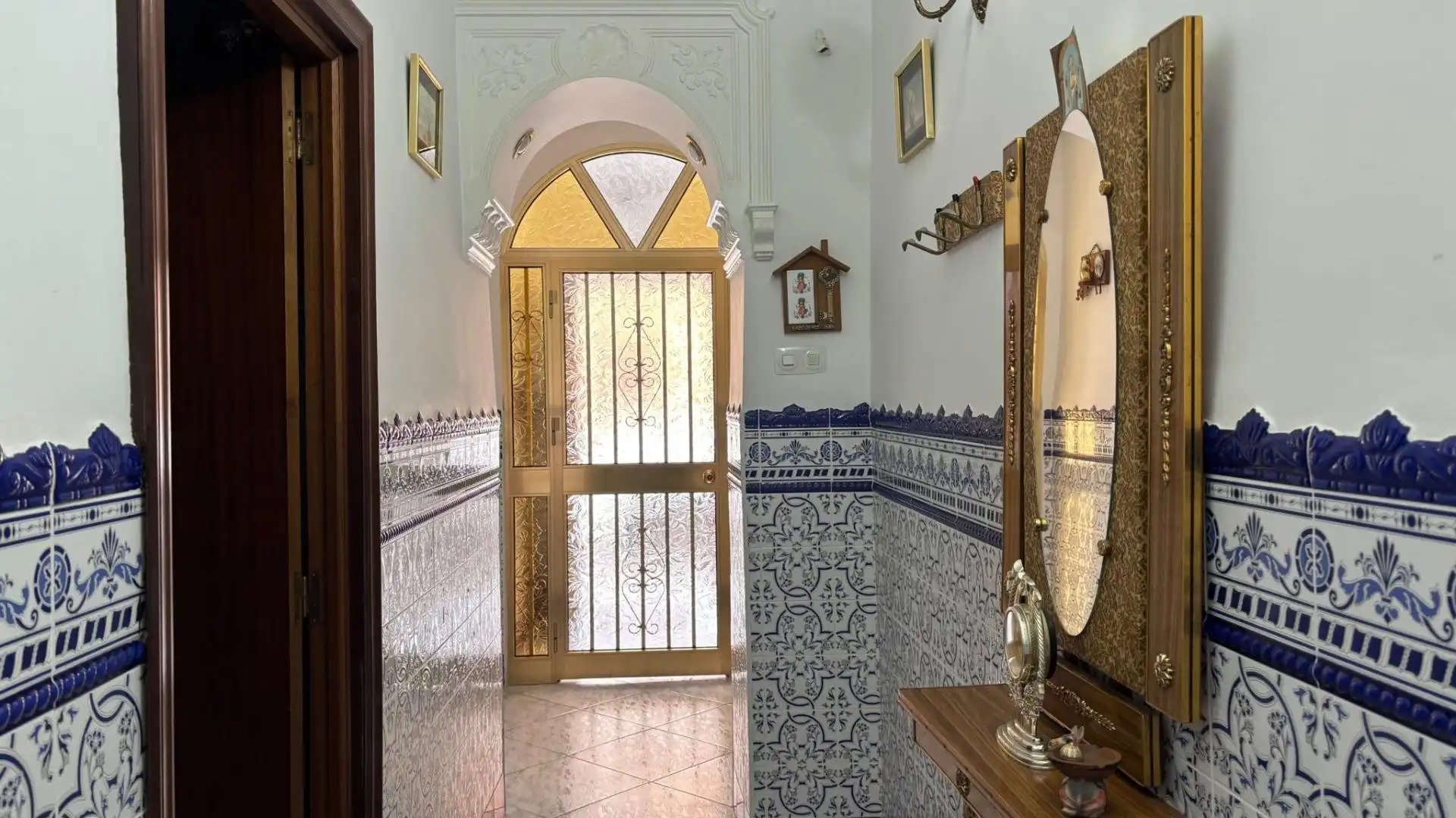 Houses for sale in Sevilla  with Air Conditioner, Terrace and Furnished