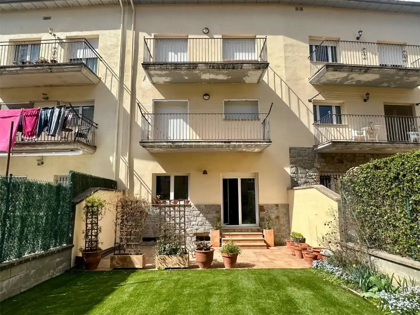 Vista exterior de Casa adosada en venta en Campdevànol con Balcón