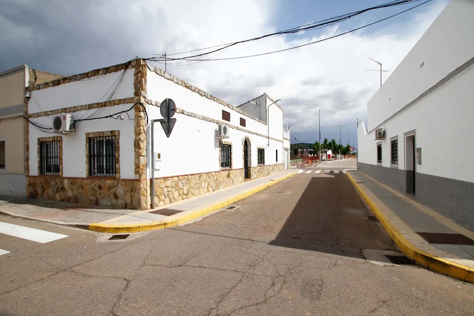 Vista exterior de Casa o xalet en venda en Puebla de la Calzada amb Aire condicionat, Calefacció i Terrassa