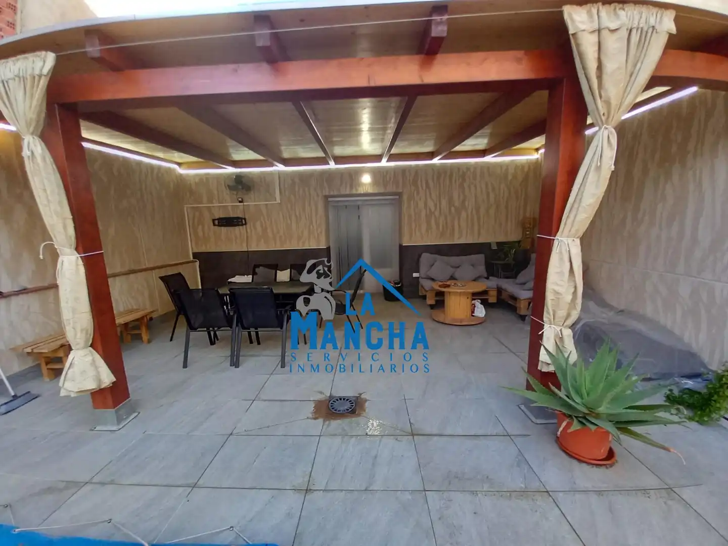Terrassa de Casa o xalet en venda en Madrigueras amb Piscina i Moblat