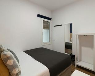 Bedroom of Flat to share in  Barcelona Capital  with Washing machine