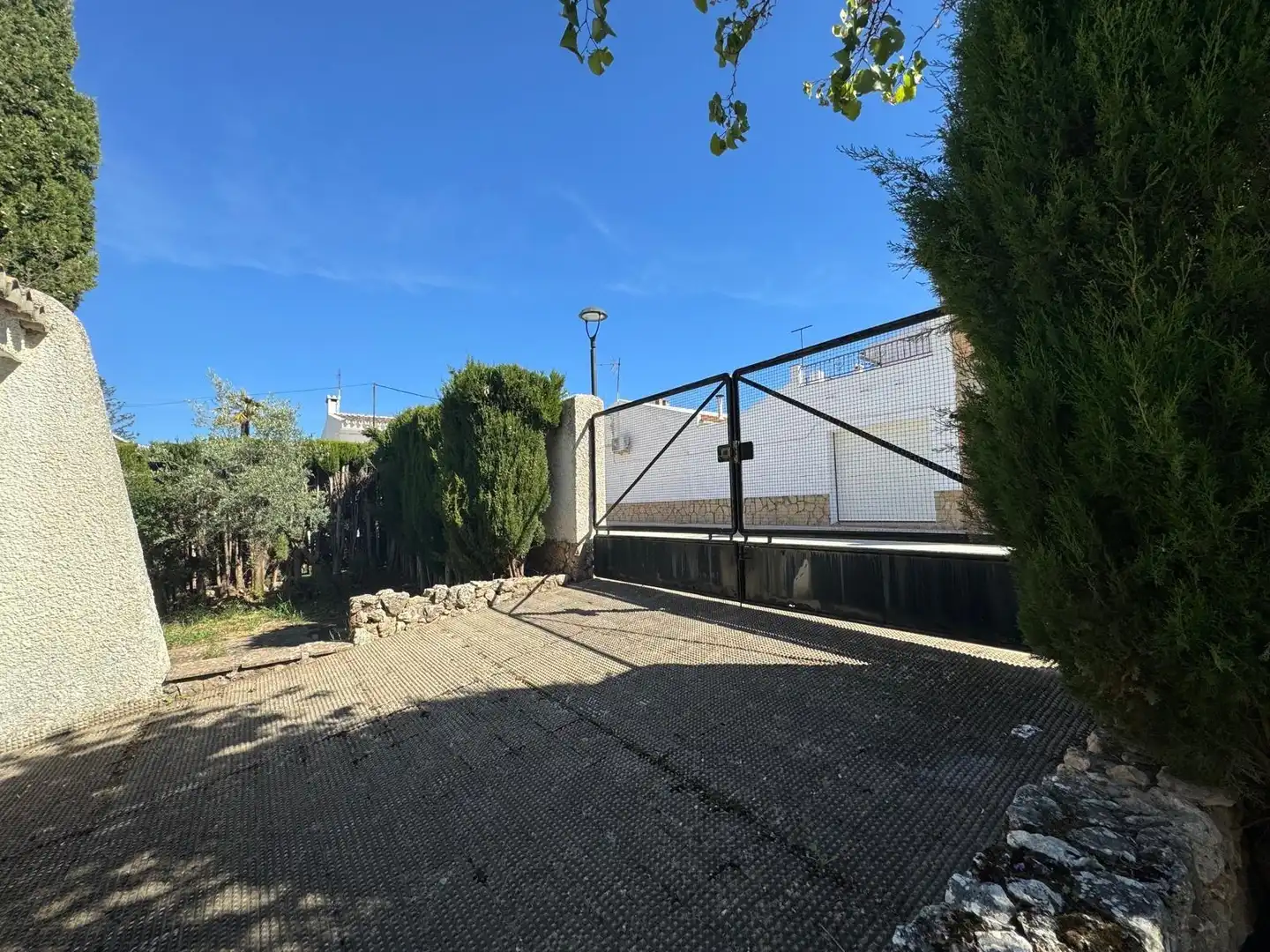 Vista exterior de Casa o xalet en venda en Villanueva del Rosario amb Aire condicionat, Jardí privat i Terrassa